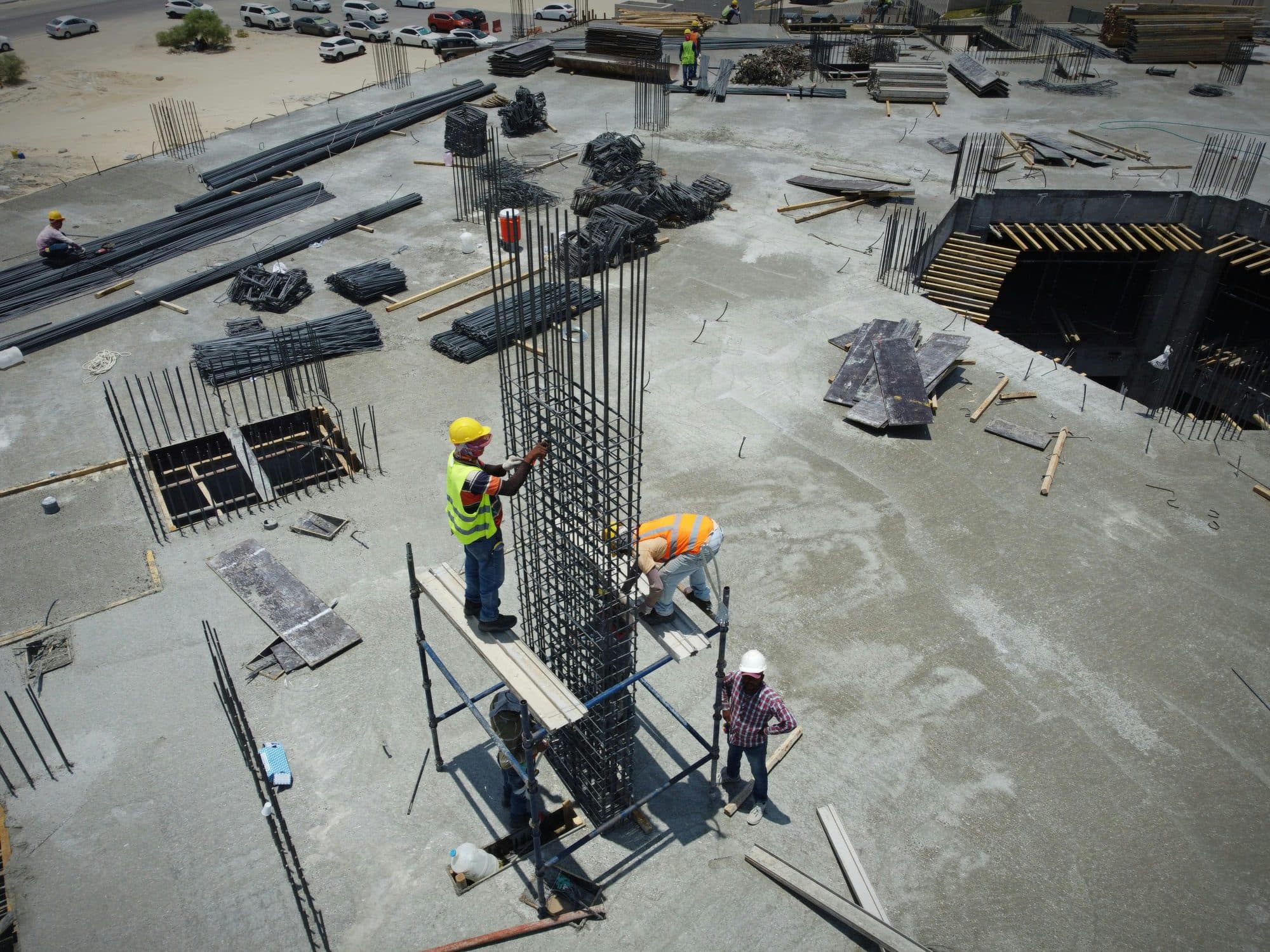 Vista aérea de uma obra de construção civil sob acompanhamento técnico