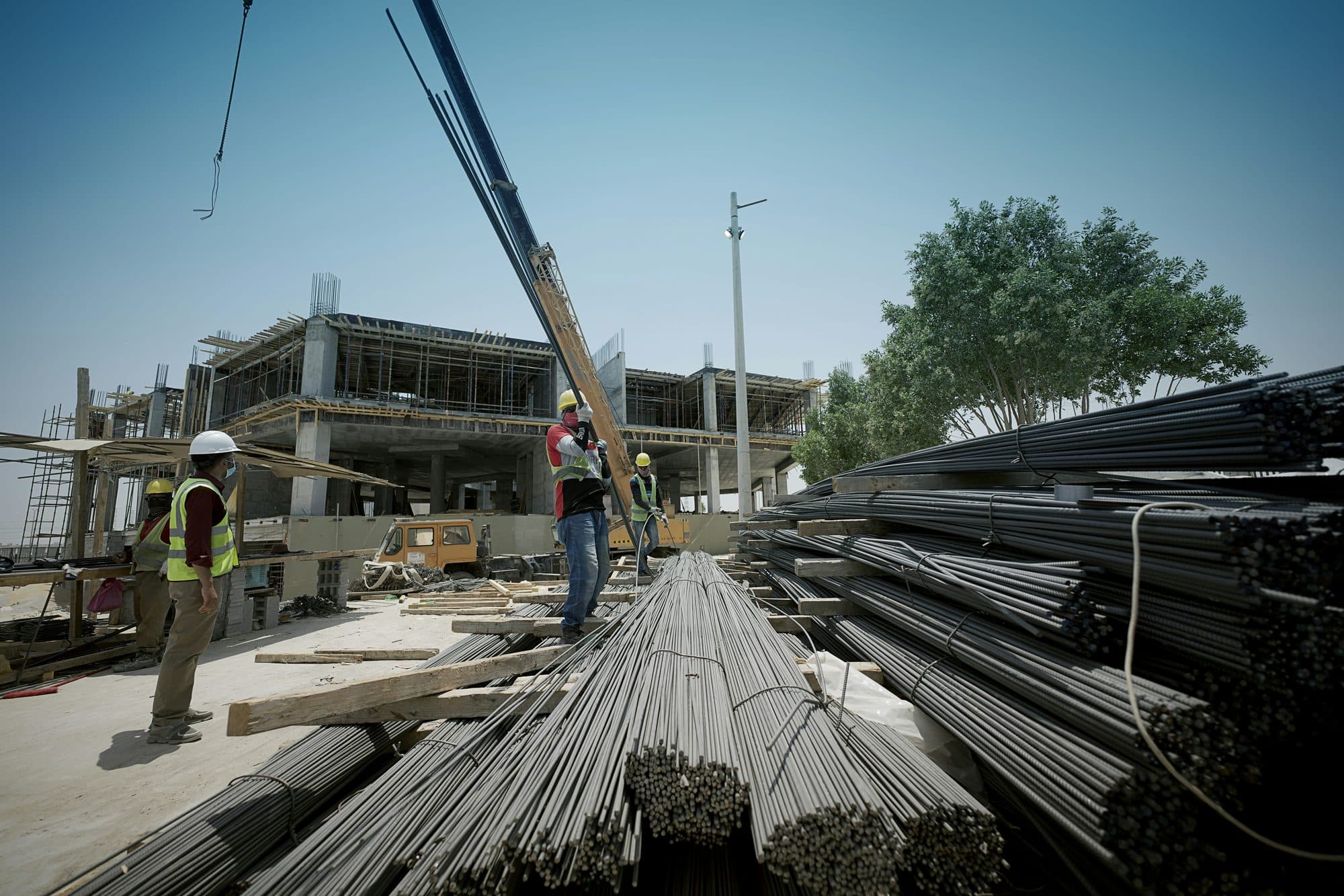 Estaleiro com armaduras de aço prontas para betonagem